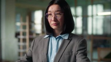 Stres sorunu Asyalı Çinli iş kadınının baş ağrısı baş ağrısı aşırı çalışma üzüntüsü Japon iş kadını iş kadını depresyonu ofiste migren ağrısı.