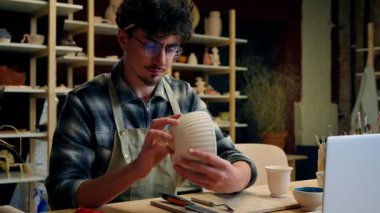 Erkek çömlekçi, beyaz adam, küçük işletme sahibi, satıcı, tasarımcı, dizüstü bilgisayar satan, seramik dükkanı, el yapımı, stüdyo sanat dekoratörü, çömlek atölyesi.