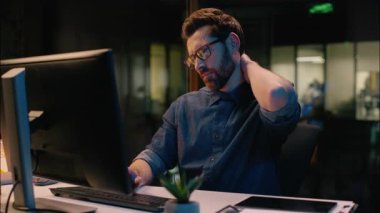 Kafkasyalı iş adamı girişimci bilgisayarlı iş yeri sendromu boyun ağrısı boyun ağrısı boyun ağrısı aşırı çalışan erkek işkolik rahatsızlığı gece ofisindeki sağlık sorunu yaralanması