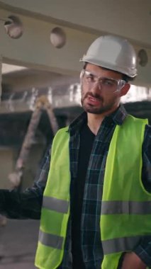 Kızgın Kafkasyalı ustabaşı erkek mühendis elinde matkap tutan mühendis fabrika inşaat işçisinde sondaj yapıyor tamirat tamircisi bağırıyor