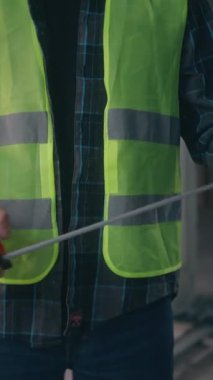 Kafkasyalı tamirci, tamirci, mimar, güvenlik kasketi takan elektrikçi, ölçü aletleri planlamacısı, tamirci, tamirci.