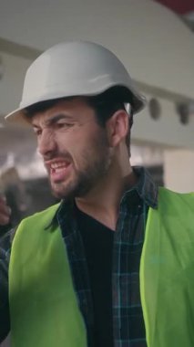 Sinirli, sinirli, Kafkasyalı mimar ustabaşı telsizci, tamirci, tamirci, tamirci, inşaat erkek kontrol üreticisi, tatminsiz iş diye bağırıyor.