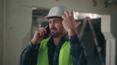 Kafkasyalı çılgın adam cep telefonuyla konuşuyor inşaat kontrolörü elektrikçi erkek tamirci bağlantı kurma konusunda tartışan hayal kırıklığına uğramış adam ustabaşının kavga etmesi öfke problemi endüstriyel iş
