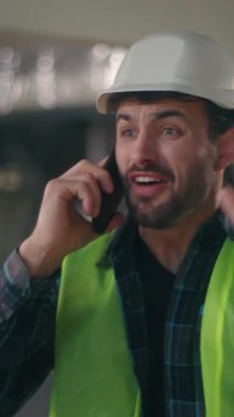 Sinirli Kafkasyalı ustabaşı inşaat mühendisi mühendisi mühendis erkek bağırıyor cep telefonu görüşmeleri tartışıyor çılgın teknisyen çalışma sorunu yaratmaktan şikayet ediyor.