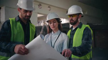 Kafkas takım arkadaşları inşaat alanındaki bina planlarını tartıştılar ustabaşıları denetleyiciler sanayi projesini kontrol eden kağıt kadın mimarlar ustabaşı konuşmaları yapan imalatçılar