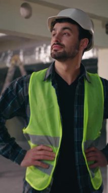 İnşaat işlerinde el ele tutuşan mutlu beyaz adam. Mimar, teknisyen. Elektrikçi erkek memnun, neşeli müteahhit.