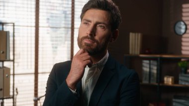 Tereddüt etmeden erkek işadamı çözümünün şirketin olgun işvereni olduğunu düşünün. Ofiste orta yaşlı girişimci yönetici portresi düşünün. Düşünceli karar verme zorluğu.