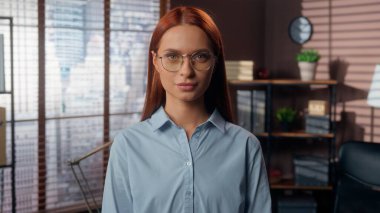 İş kadını kadın iş kadını portresi. Ciddi sakin bir kız. Ofis çalışanlarına bakıyor. Girişimci lideri kılığına girmiş, gözlüklü, lazerli gözlük takıyor.