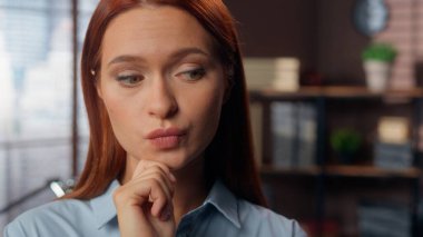 İş kadını düşünen iş kadını tereddütlü tereddütlü şüpheci çözüm ofiste çalışan bayan yöneticinin düşünceli bir proje üzerinde düşünüp cevap aramaya karar verdiğini düşünüyor.