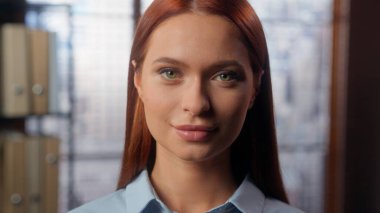 Ofisteki iş kadını portresi. Kameraya bakan iş kadını. Ciddi girişimci, beyaz, genç, yalnız bayan yönetici.