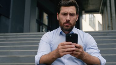 İşten çıkarılmış işsiz bir işadamı işten çıkarılmış, telefon görüşmesi yapıyor, yeni bir iş arıyor, internet üzerinden iş arıyor. Şehir mali krizinden rahatsız olan işadamını ofis binasının yanındaki akıllı telefondan kovuyor.