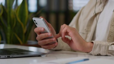 Ofisteki internet sohbet uygulamasında internet bağımlılarını aramak için akıllı telefon kullanan tanınmayan iş adamı Afro-Amerikan iş adamlarının cep telefonlarını kapatın.