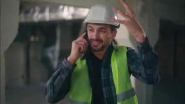Sinirli, Kafkasyalı bir adam, inşaat mimarı olarak cep telefonuyla konuşan öfkeli inşaatçıyı arıyor. Uzaktan iletişim kuran tamirci, erkek müfettişi tartışıyor, ustabaşı sorunu stresli.