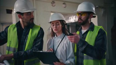 Kafkasyalı müteahhitler kadın müteahhitler inşaatı tartışıyorlar iş arkadaşları iş birliği planlama şantiyesi müfettişleri mimarlar radyo endüstrisi kurmaktan bahsediyorlar.