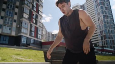 Kafkasyalı yorgun bir adam dinlenmeyi durdurdu. Alnındaki teri sildi. Spor adamı şehir koşucusu, spor yaşam tarzı motivasyon koşucusu.