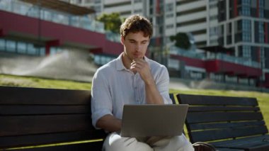 Düşünceli, düşünceli, Kafkasyalı iş adamı, serbest çalışan, dışarıda çalışan, dizüstü bilgisayarda çalışan, uzaktan kumandalı, iş dünyasında çalışan, fikir üretmeyi düşünen, internet kullanıcısı öğrencisinin kafasını karıştıran,