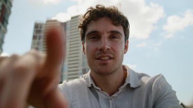 Beyaz adam gülümseyen pov kaydırmalı internet adamı sosyal medya dinlemesi cep telefonu akıllı telefon aleti teknolojisi webcam erkek zoom ekranı açık ekran dokunmatik slayt siber uzay görüntüsü