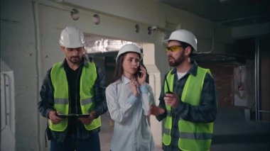 Gergin Kafkasyalı erkekler inşaat sorununda kadın kaosu yarattılar. Müfettiş cep telefonu müteahhitleriyle konuşuyor. Kriz telsizinde çalışan teknisyenler, sorun planlayan mühendisler.
