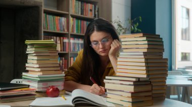 Yorgun, Kafkasyalı kız öğrenci kütüphanede kitap okuyor üniversitede kadın öğretmen çok çalışıyor uykulu, sıkıcı ders uykusuzluğu çekiyor.
