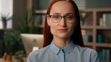 İş kadını, gözlüklü, gözlüklü, kendine güvenen gözlüklü, şık gözlü, gözlüklü, beyaz iş kadını fotoğrafına bakıyor ofisteki kadın işveren.