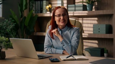 Kafkasyalı kadın duygusal olarak pozitif kız iş kadını iş kadını danışman danışman danışman danışman yönetici profesyonel işveren konuşması ofis şirketinde danışmanlık kamera önünde motivasyon konuşması