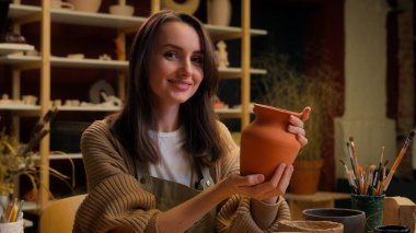 Kafkas kadın ressam ressam dekoratör sanat tasarımcısı çömlekçi el yapımı atölye bayan küçük işletme sahibi kız esrarlı toprak modelleme el işi çanak çömlek galerisi heykeltıraşı hobi zanaat satış galerisi