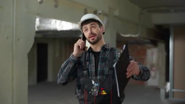 Kafkasyalı mimar cep telefonu mühendisini arıyor inşaat alanında çalışıyor ustabaşı endüstriyel işçiler cep telefonu komuta mimarisi projesinden bahsediyorlar.