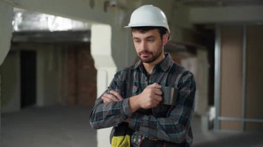 Düşünceli Kafkasyalı inşaat mühendisi inşaatı planladığını düşünüyor. İnşaat işçisi, ustabaşı, erkek mimar, teknisyen, tamirci. Sorunların çözümünü şaşırttı. Kahve beyin fırtınası yapmayı düşünüyor.