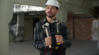 Kafkas asıllı komik adam inşaat inşaat alanında dans eden tamirci kaygısız erkek ustabaşı mühendis. Sert şapka dans çekiçleri tamir aletleri onarımı kutlanıyor.