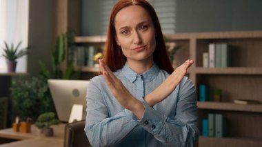 Memnun olmayan Kafkasyalı iş kadını işveren müdürü kadın ofis müdürü kız üzgün iş kadını kollarını kavuşturan el kol hareketi işareti reddedilme yasağı olmadığını gösteriyor kendine güvenen iş yeri pozu.