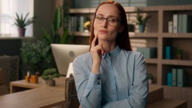 Ofisteki Kafkasyalı kadın iş kadını düşünceli düşünceli, düşünceli iş adamı, iş yerindeki kadın yönetici. Düşünce planlama, arama çözümü şüphesi, soru sormayı düşün.