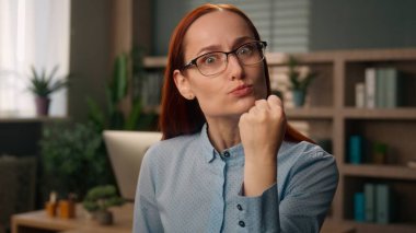 Öfkeli, sinirli, öfkeli, Kafkas kız, iş kadını, patron, stres, bağırma, bağırma, bağırma, bağırma, bağırma, bağırma, azarlama, kavga, tartışma, öfke, öfke, öfke, öfke, öfke, tehdit.