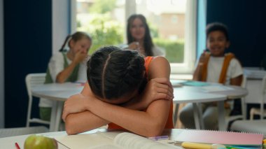 Beyaz çocuk, kız öğrenci, ilkokul öğrencisi, sınıf arkadaşları, zalim çocuklar, zorba öğrenci, buruşuk kağıt problemi, acı acı çeken küçük kız, ağla.