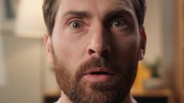 Şok olmuş adam portresi korkan adam kameraya bakıyor inanılmaz bir tepki şoka girmiş beyaz erkek işadamı evde korkmuş ağzı açık kalmış şaşkınlık hissi inanılmaz heyecan