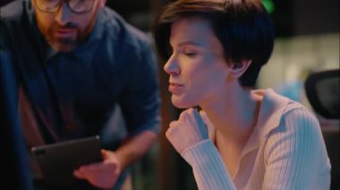 İşadamı kadın bilgisayar işinde birlikte çalışıyor. İş arkadaşı iş arkadaşı iş arkadaşı, iş arkadaşı, iş arkadaşı, iş arkadaşı, iş arkadaşı, kız arkadaş danışmanı, online ticaret danışmanı koçu, stajyer asistana yardım ediyor.