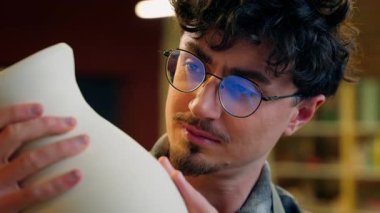 Çömlek atölyesinde seramik vazosu tutan çömlekçi heykeltraş. Küçük işletme sahibi. Sürahi sanatçısı tasarımcısı.