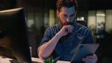 Kafkasyalı orta yaşlı işadamı borsa simsarı bilgisayar simsarı, analist CEO gece ofis yöneticisi gözlüklü profesyonel işveren fazla mesai yapmaktan yoruldu.