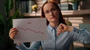 Hüsrana uğramış iş kadını ofis komisyoncusu satış analisti kadın belge raporu satış grafiği grafiği çizelgesi yatırım kripto bitcoin finans krizi iflasını gösteriyor.