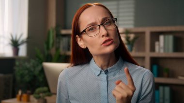 Öfkeli, öfkeli, kızgın, kızgın, iş kadını patron, öğretmen tartışan iş kadını kız, iş kadını, çığlık at, fırça at, kavga et, olumsuz ifade, öfke, duygusal tehdit, bağırma.