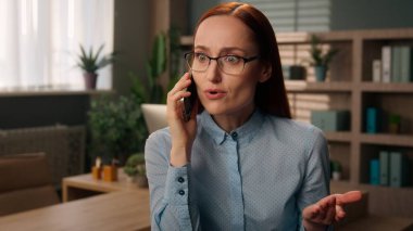 Memnun olmayan kızgın iş kadını hoşnutsuz kadın Kafkasyalı iş kadını ofisteki üzgün girişimciyi sinirlendirdi cep telefonu konuşmaları akıllı telefon konuşması anlaşmazlığı tartışması