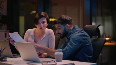 Hintli erkek Kafkas kadın karanlık gece ofisinde birlikte çalışıyor çok ırklı iş arkadaşları belgeleri kontrol ediyor üzgün üzgün iş kadını işkadını işkadını işadamının iflasın mali denetiminden duyduğu üzüntüyü dile getiriyor