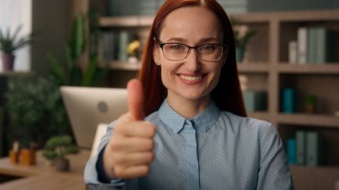 Beyaz tenli, güler yüzlü, öğretmen, iş kadını, gözlüklü, stil sahibi, iş kadını, mutlu, kameraya bakan bir kız.