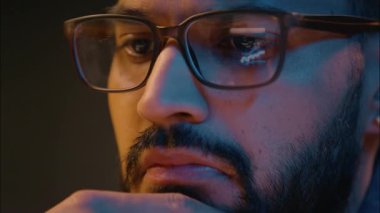 Gözlüklü, Hintli işadamı, bilgisayar ekranı borsasında çalışıyor. Bitcoin veri analizi. Gözlük yansıması.