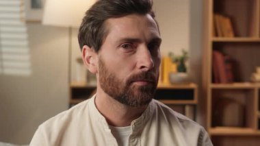 Kafkas erkek portresi evdeki şok edici adam yeni ilginç bir reaksiyon gösteriyor. Erkek yüzü kapanıyor. Büyük gözler şaşkına dönüyor.