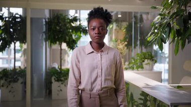 Afro-Amerikalı iş kadını kendine güveniyor. El hareketi gösteriyor. Etnik kız işveren liderinden memnun değil.