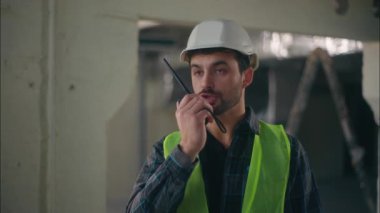 İnşaat mühendisi, tamirci, mimar ve telsizle konuşan beyaz adam iletişim cihazı denetleyicisi bina teftişini kontrol eden erkek işçi.