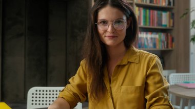 Beyaz kadın ödev ödevi hazırlıyor. Sınav başarıyla sonuçlandı. Evet. Fotokopi kitabı yazan kız öğrenci jesti.