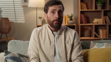 Evdeki erkek portresi şaşkın, kararsız, omuz silkiyor. Stresli, erkek işadamı. Kameraya bakıyor.