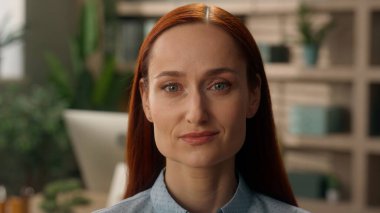 Kapalı alanda çalışan kadın, beyaz kadın, iş kadını, işveren bürosu çalışanı, girişimci danışman, şirket yöneticisi, kamera görüntülerine bakan girişimci.