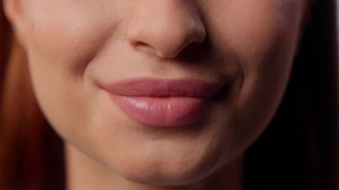 Kadın dudaklarını kapat, gülümse, dişler, dişler, dişler, dişler, ağız, dişler, dişler, dişler, dişler, stomatolojik sağlık, beyazlatıcı, tanınmaz hale gelen kadın manzarası.